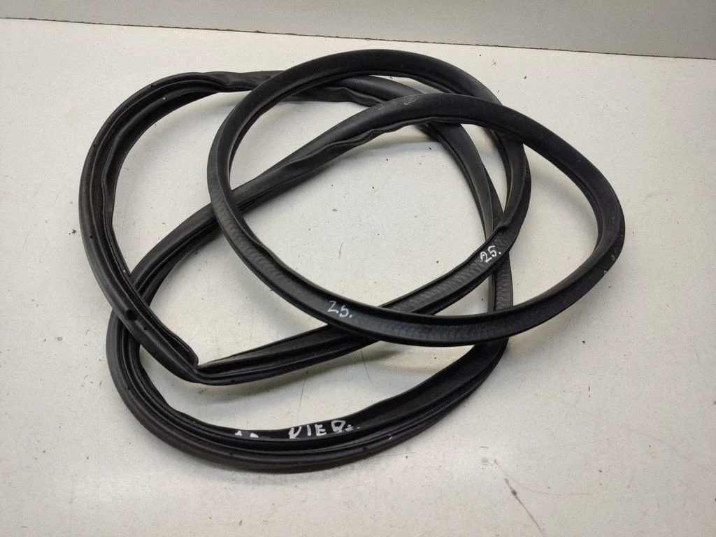 Front door rubber seal – front right