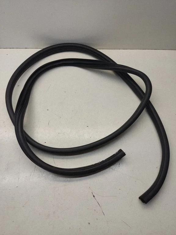 Front door rubber seal – front right