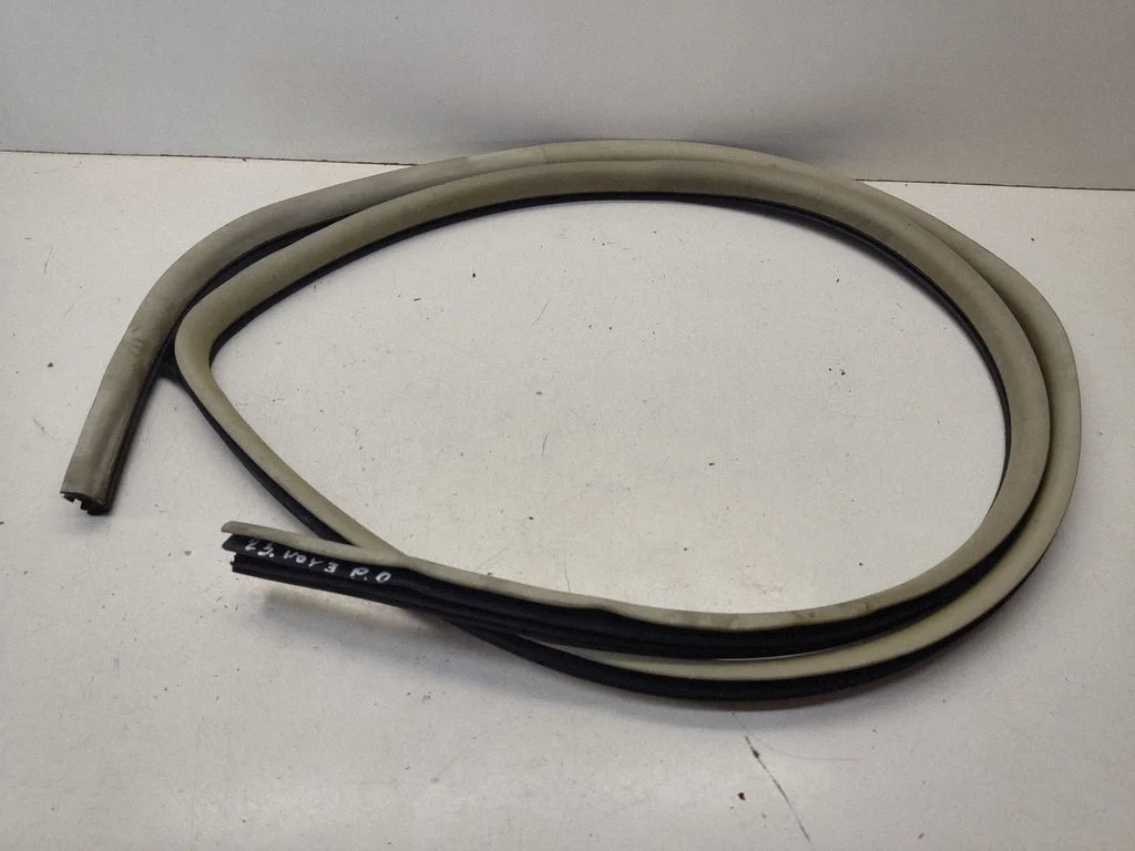 Front door rubber seal – front right