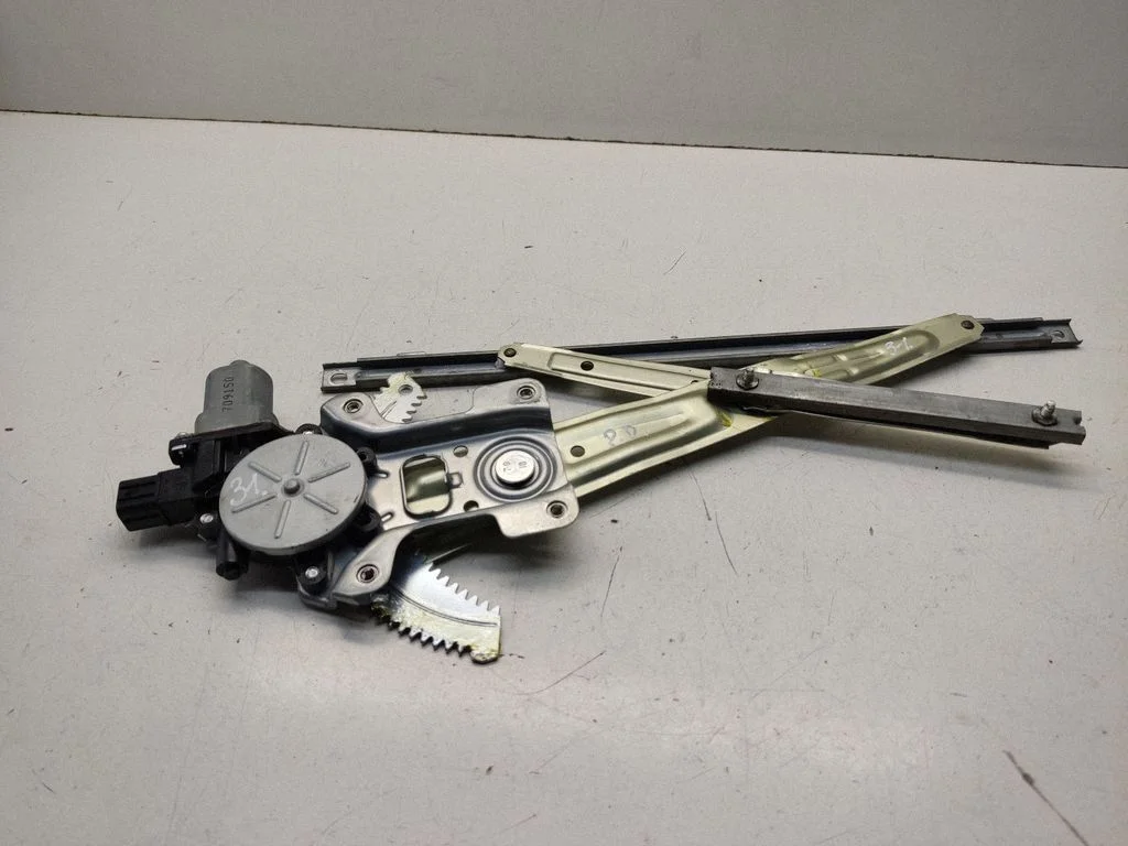 Front door window regulator with motor 5713A086