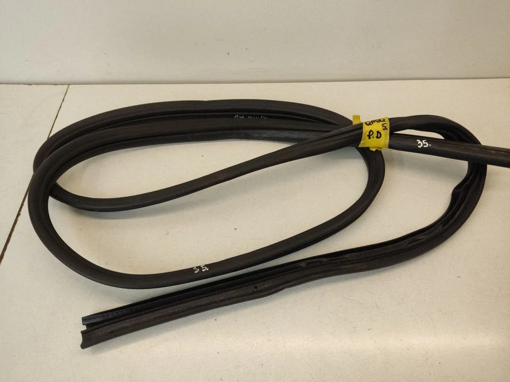 Esiukse tihend (kere pool) – Nissan Qashqai+2 (2008-2010)