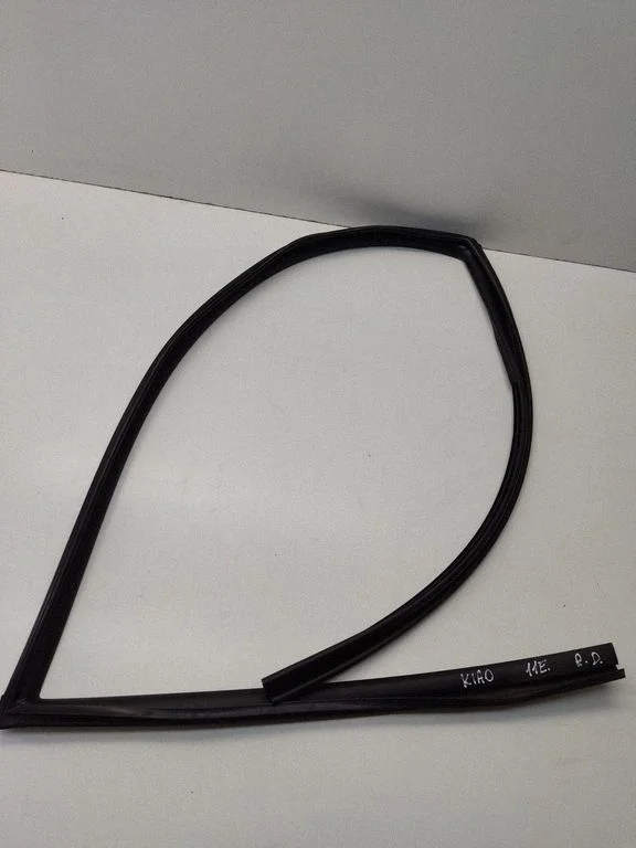 Front door rubber seal – front right