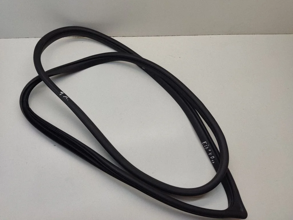 Front door rubber seal – front right