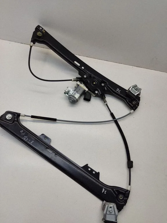 Front door window regulator with motor 7075668