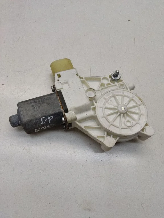 Front door window regulator motor – BMW 3 Series E90 E91 (2005-2012)