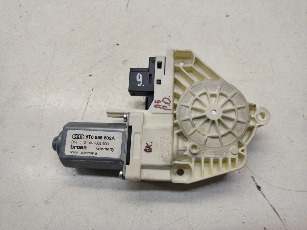 Front door window regulator motor 8T0959802A