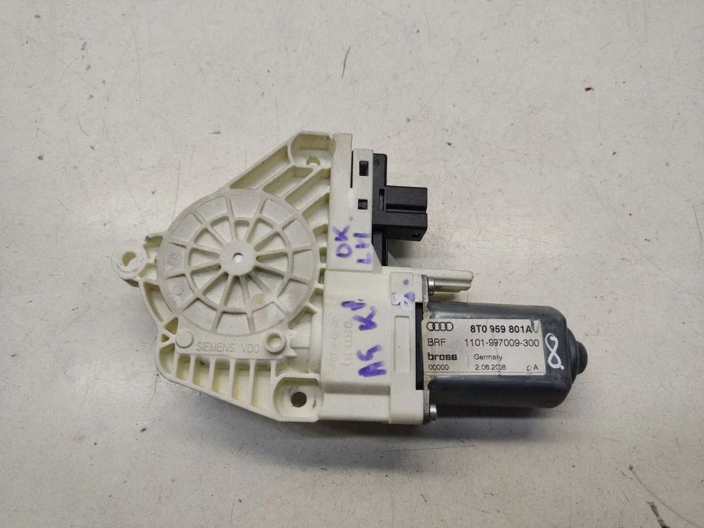 Front door window regulator motor 8T0959801A