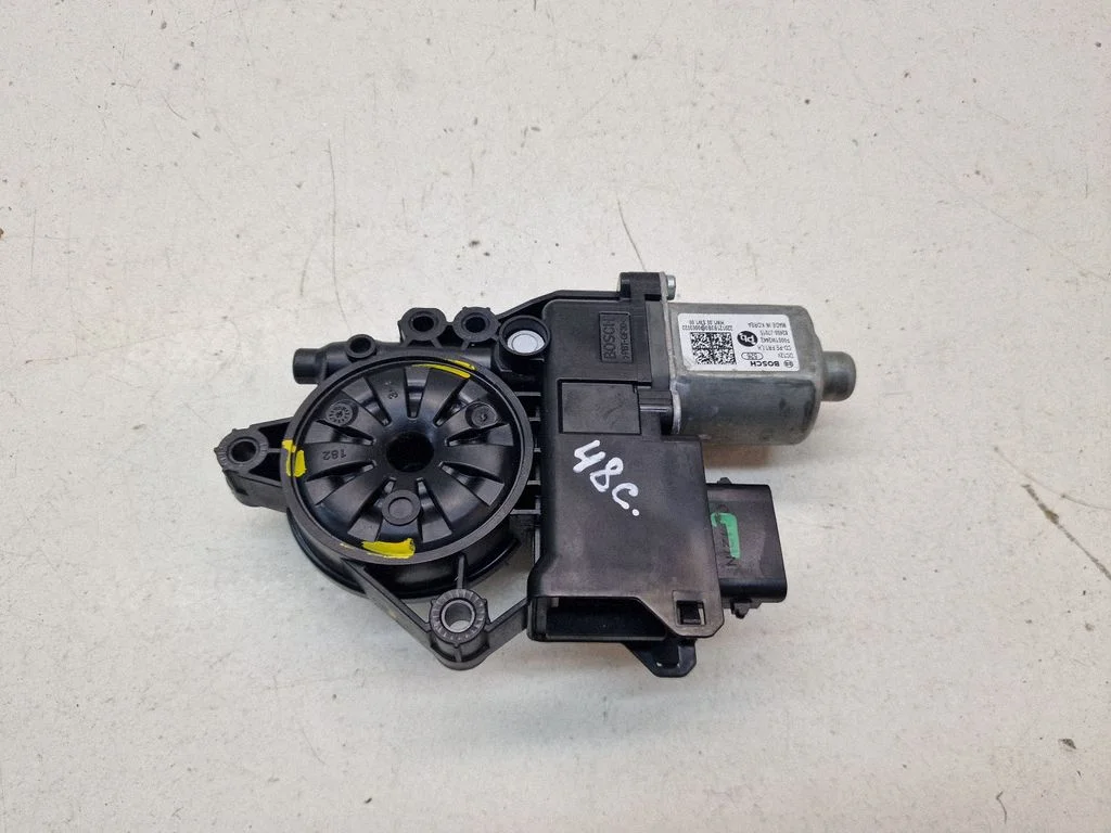 Priekšējā loga pacēlāja motoriņš 82450J7015