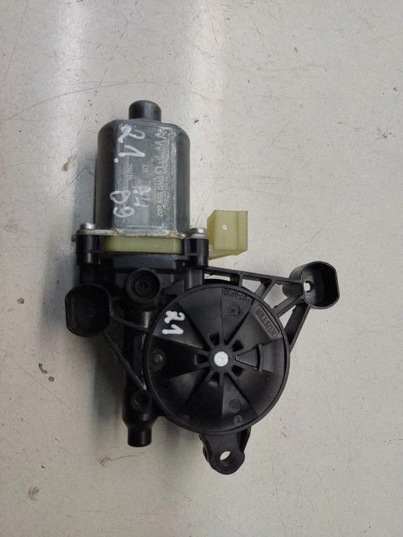 Priekšējā loga pacēlāja motoriņš 8W0959802