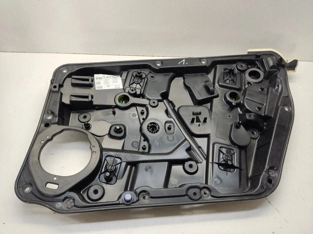 Priekšējā el. loga pacēlāja mehānisms bez motoriņa – Mercedes-Benz A klase W176 (2012-2018)