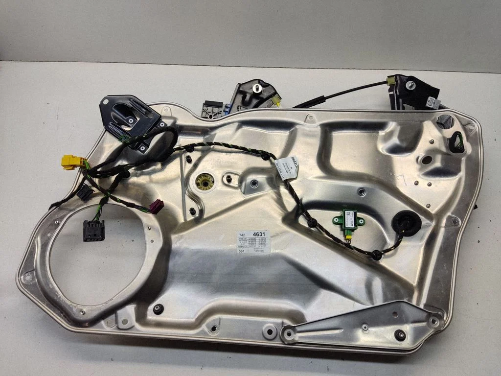 Front window lifting mechanism without motor – Mercedes-Benz E-Class W212 (2009-2016)