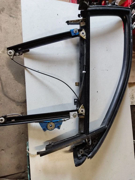 Front window lifting mechanism without motor 8E0837462A