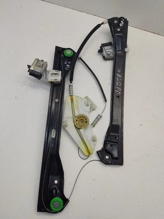 Front window lifting mechanism without motor – Mercedes-Benz E-Class W212 (2009-2016)