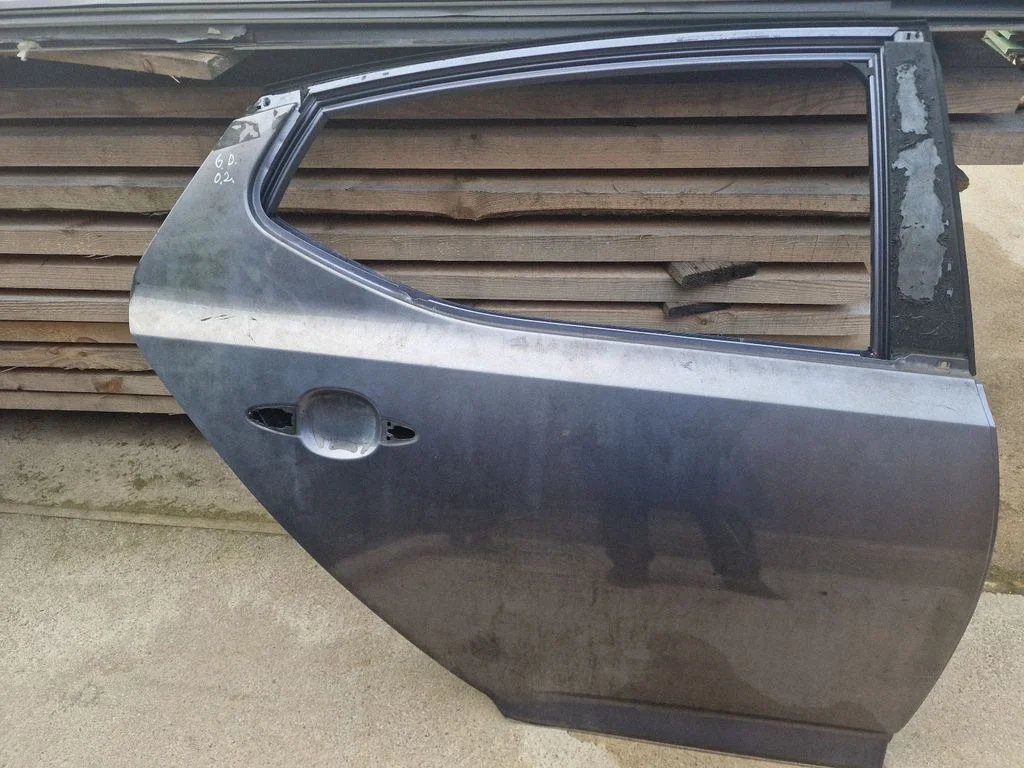 Rear door – rear right