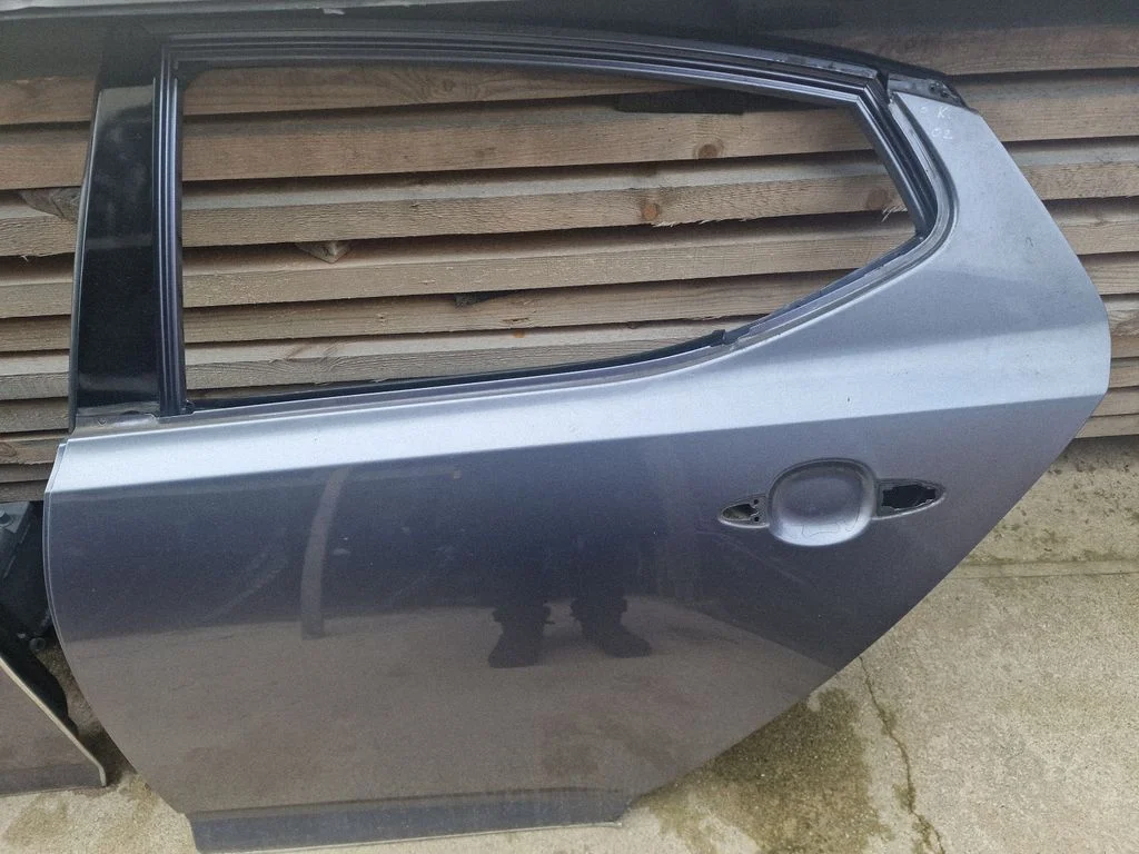Rear door – rear left