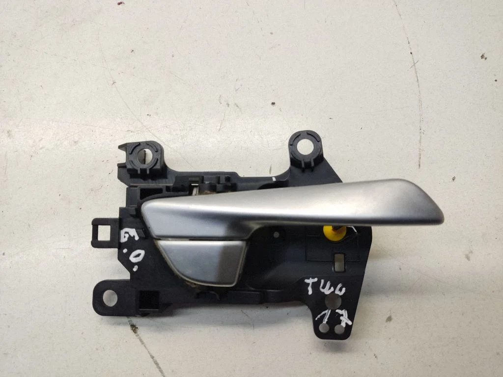 Rear door interior handle – rear right