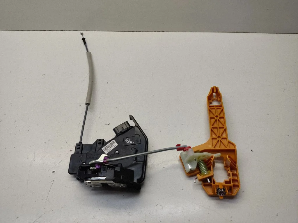 Rear door lock 81410H8020