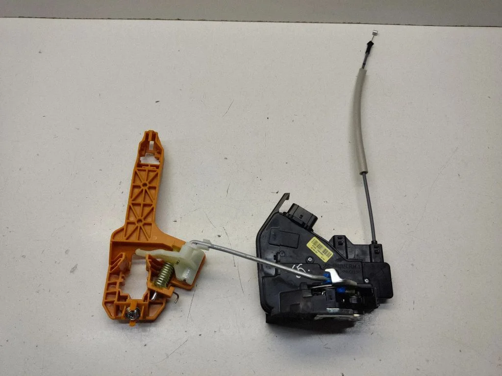 Rear door lock 81420H8020
