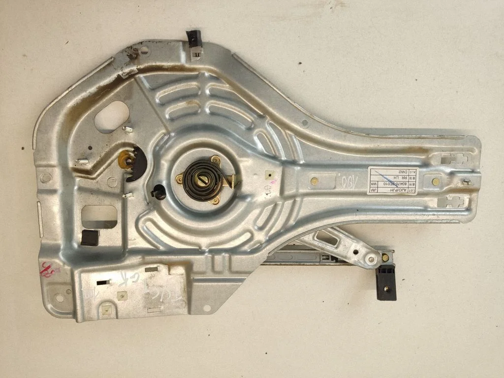 Aizmugurējā el. loga pacēlāja mehānisms bez motoriņa 834702E010
