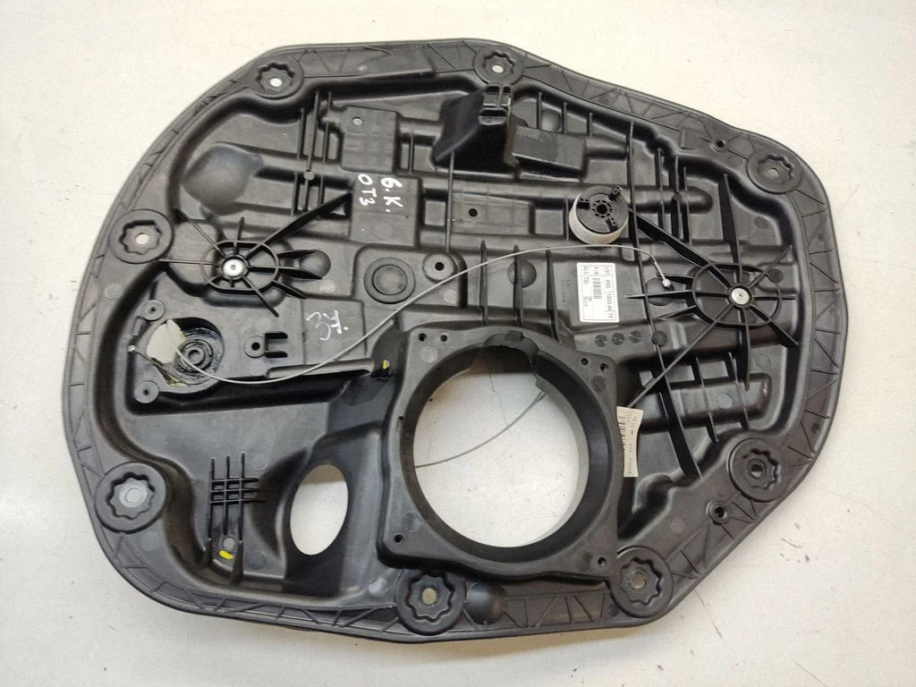 Rear window lifting mechanism without motor 834712T010