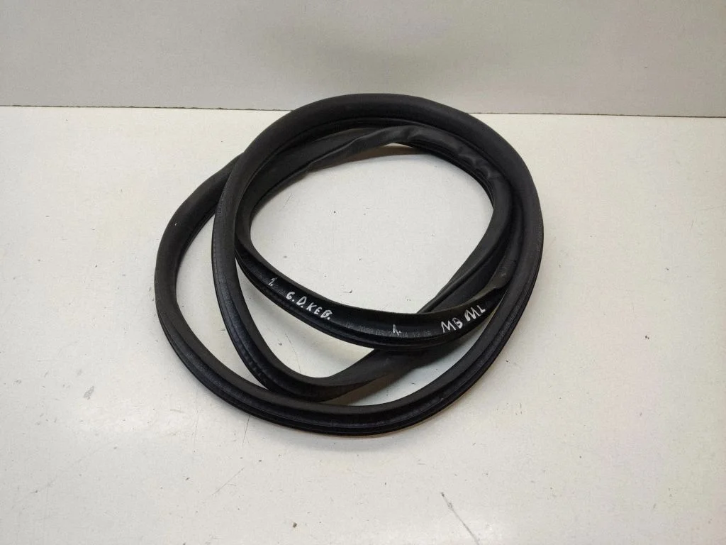 Tagaukse tihend (kere pool) – Mercedes-Benz ML-klass W164 (2005-2011)