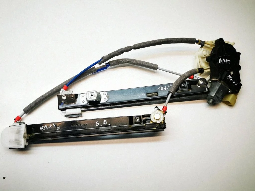 Tagaukse elektriline aknatõstuk mootoriga AV1114553L4