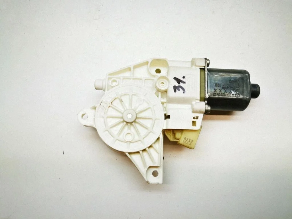 Rear door window regulator motor – Mercedes-Benz C-Class AMG W204 (2007-2014)
