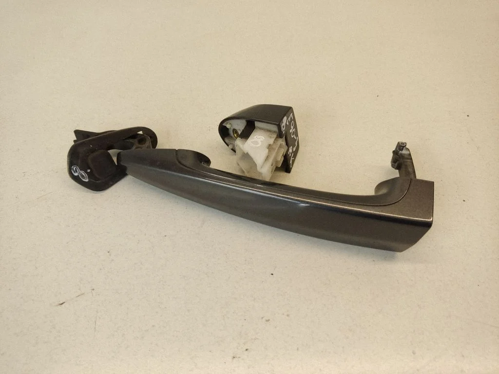 Front door exterior handle – front left