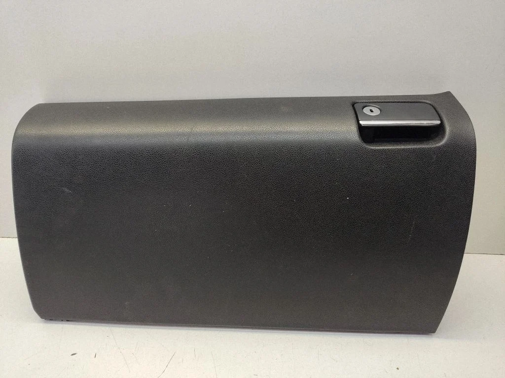 Glove box – front