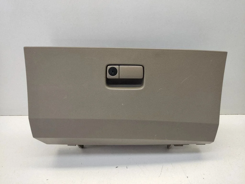 Glove box – front