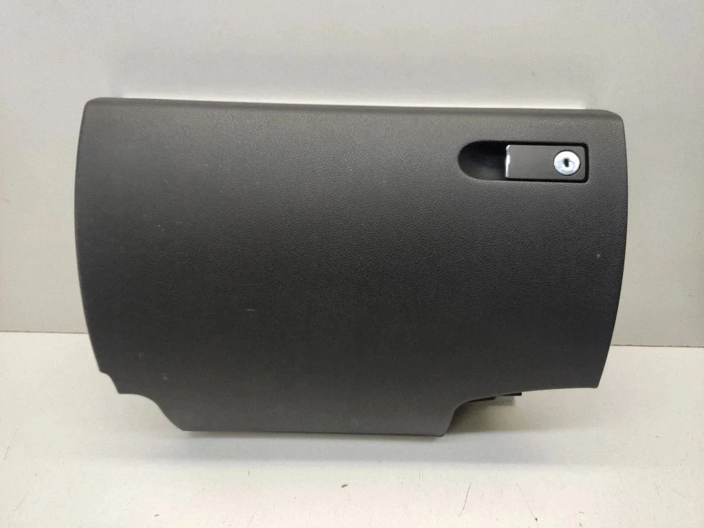 Glove box – front