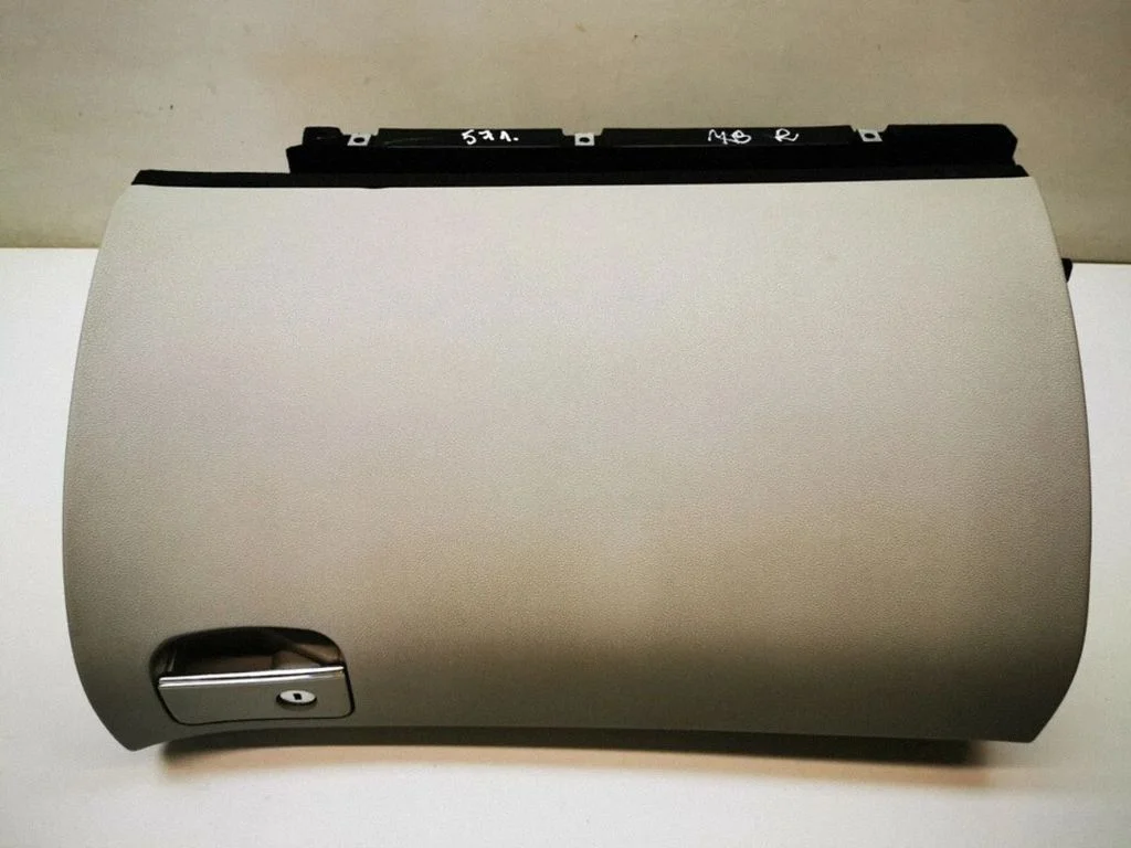 Glove box P16877815