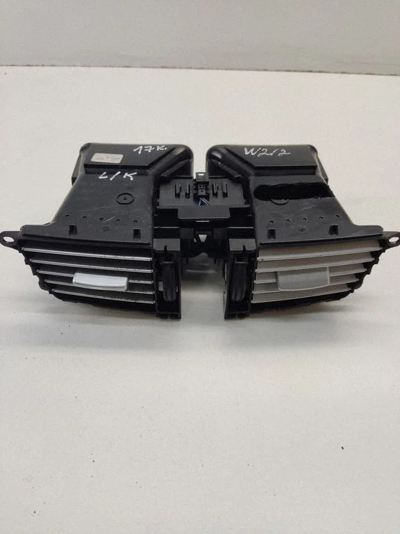 Dash center air vent grill – Mercedes-Benz E-Class W212 (2009-2016)