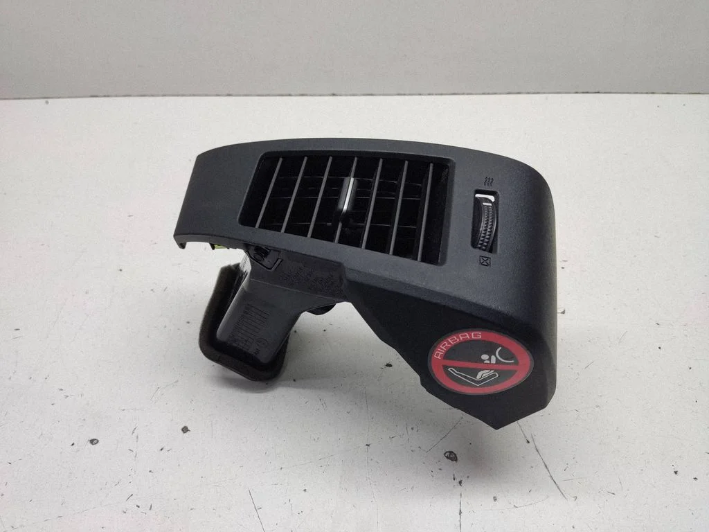Dashboard side air vent grill/cover trim – Nissan Murano Z50 (2002-2008)