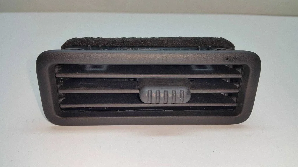 Dashboard side air vent grill/cover trim – Nissan Murano Z50 (2002-2008)