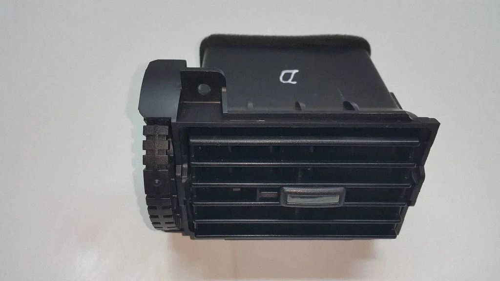 Armatuurlaua külje õhutusresti kate – Nissan X-Trail T30 (2001-2007)