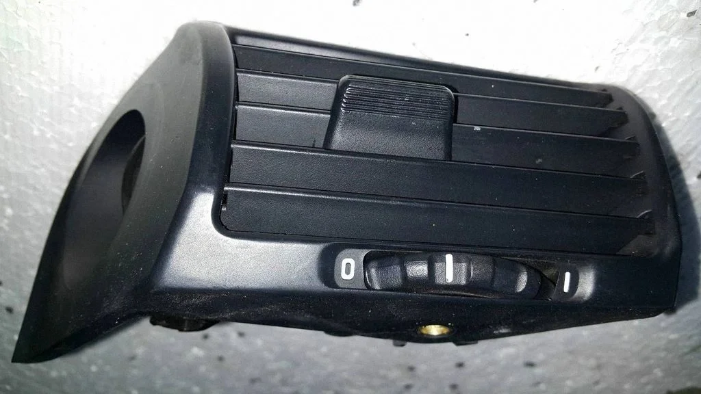 Dashboard side air vent grill/cover trim – BMW 5 Series E34 (1988-1996)