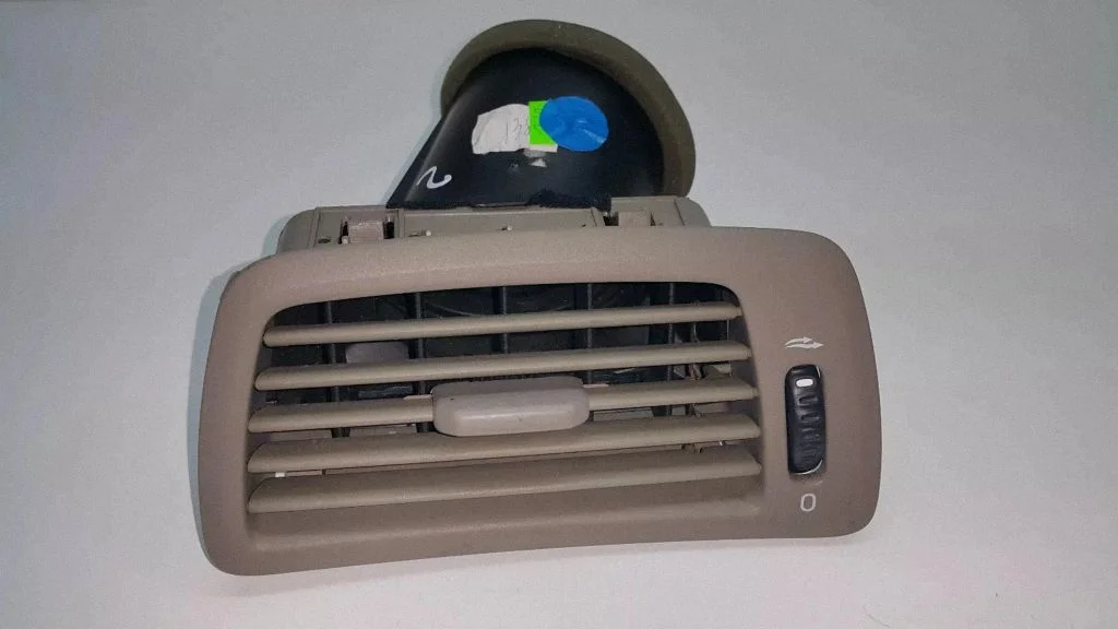 Dashboard side air vent grill/cover trim – Volvo S60 (2005-2010)