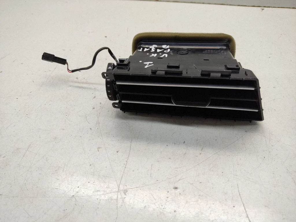 Dashboard side air vent grill/cover trim 3G1819727