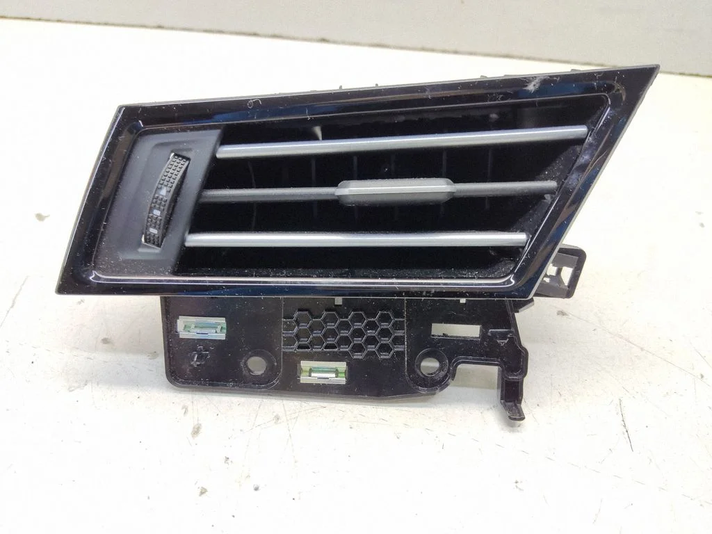 Dashboard side air vent grill/cover trim 3G1819701D
