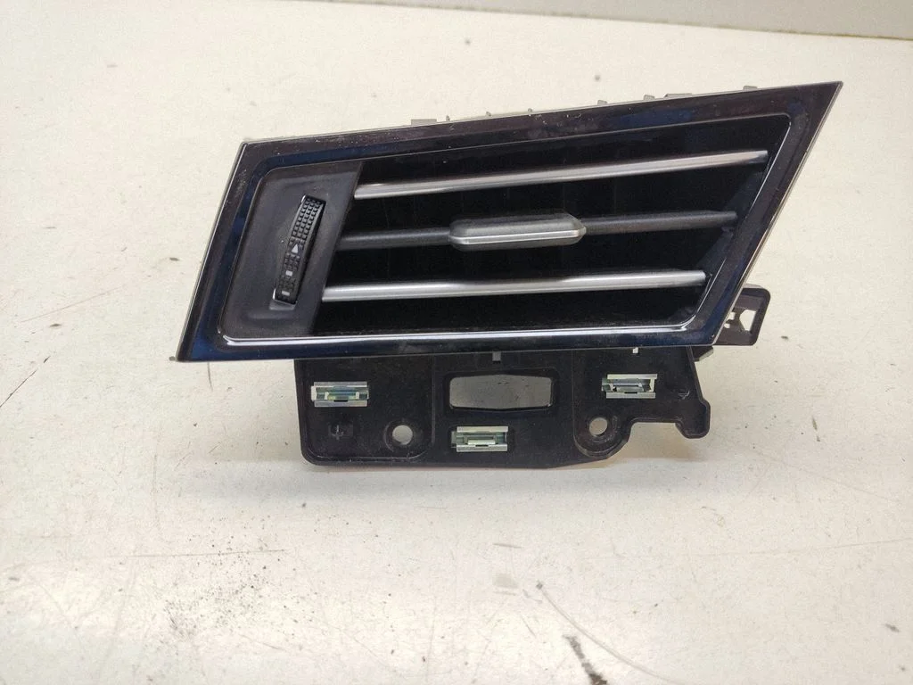 Dashboard side air vent grill/cover trim 3G1819701