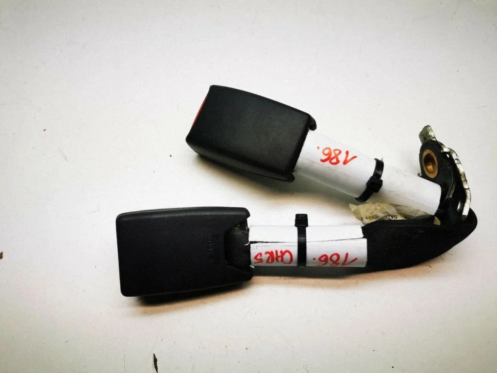 Rear seatbelt buckle 0UW801DVAC