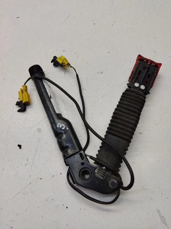 Front seatbelt buckle 33044311