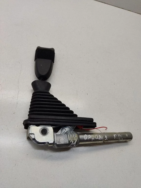 Front seatbelt buckle – Nissan Qashqai+2 (2008-2010)