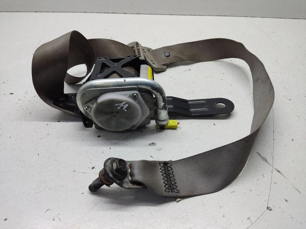 Front seatbelt – Nissan X-Trail T30 (2001-2007)