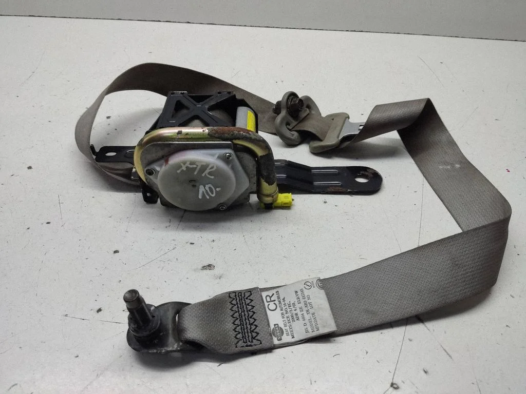 Front seatbelt – Nissan X-Trail T30 (2001-2007)