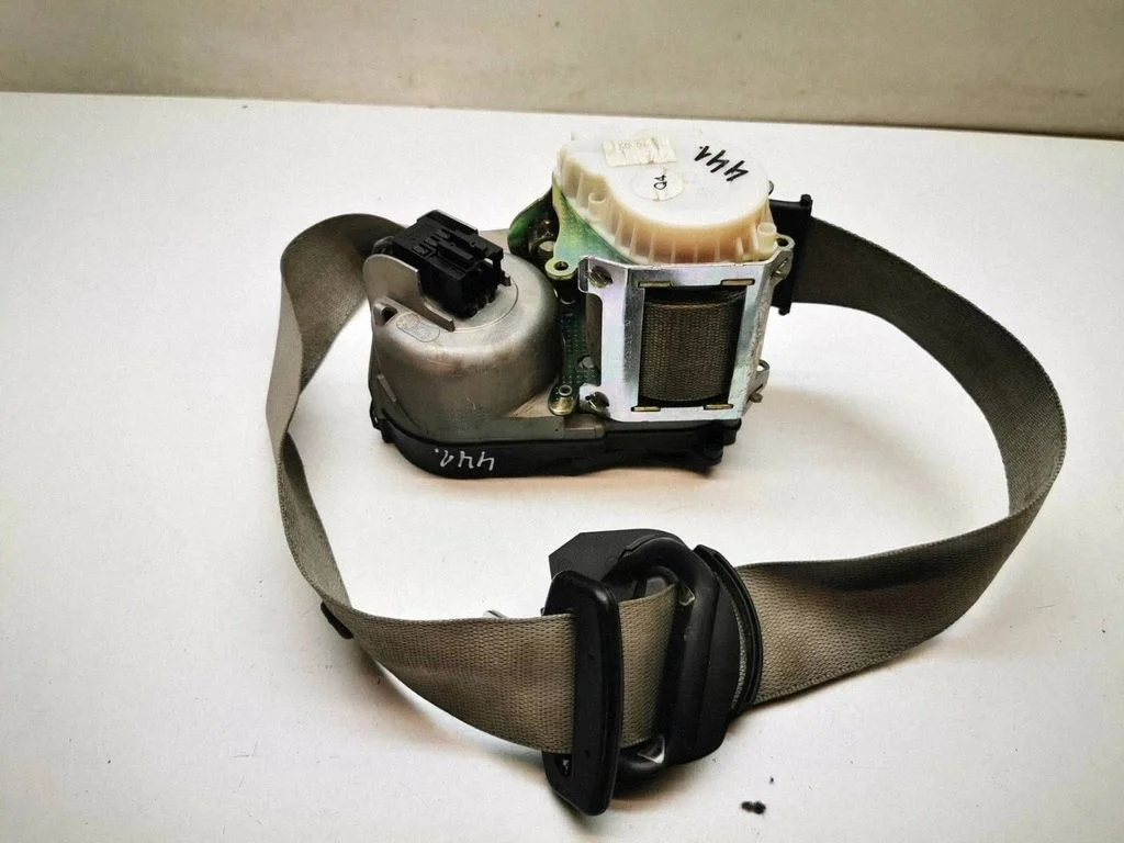 Front seatbelt 33033476A