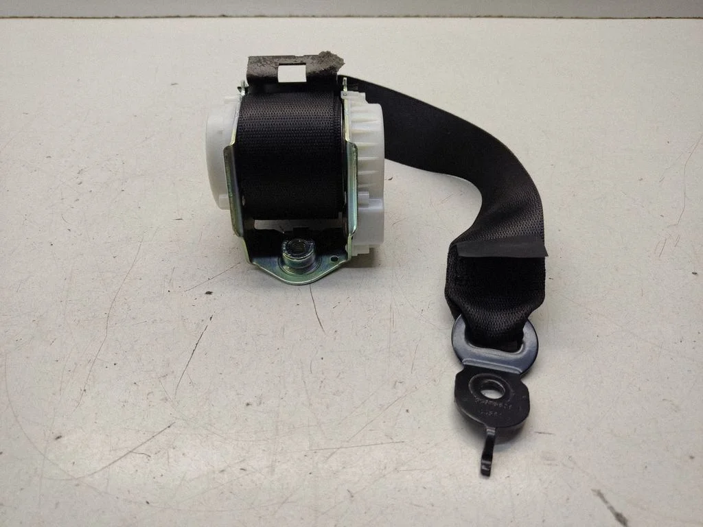 Middle seatbelt (rear) – BMW 5 Series F10 F11 (2009-2016)