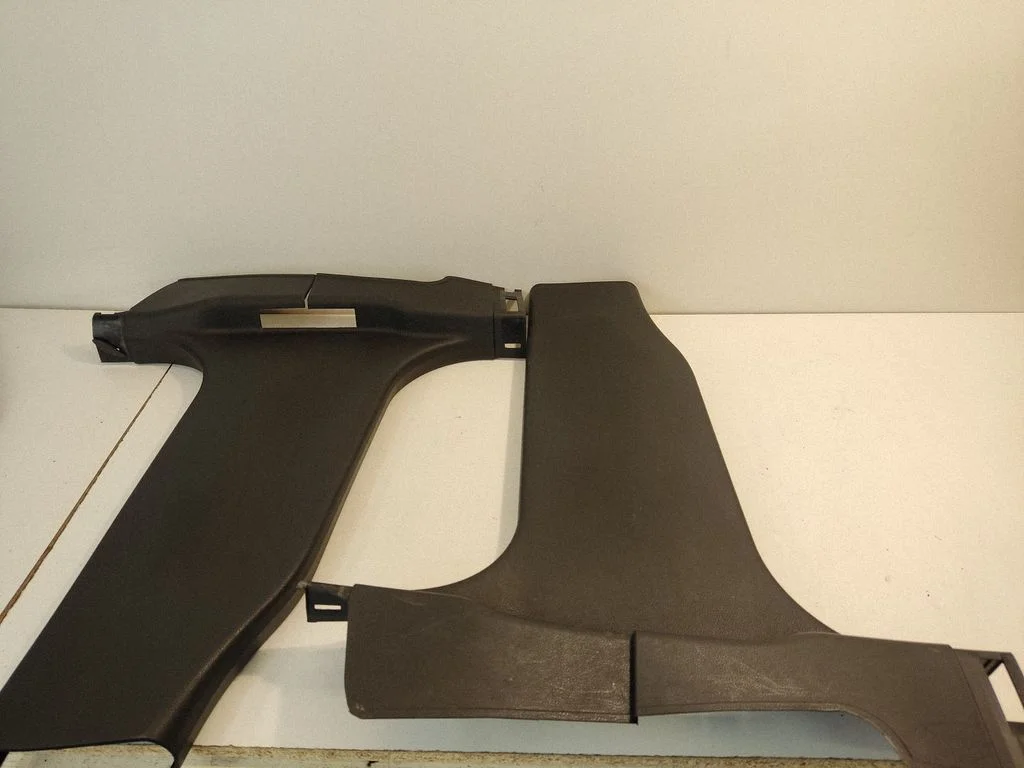 (B) statņa apdare (apakšējā) – Nissan Qashqai+2 (2008-2010)