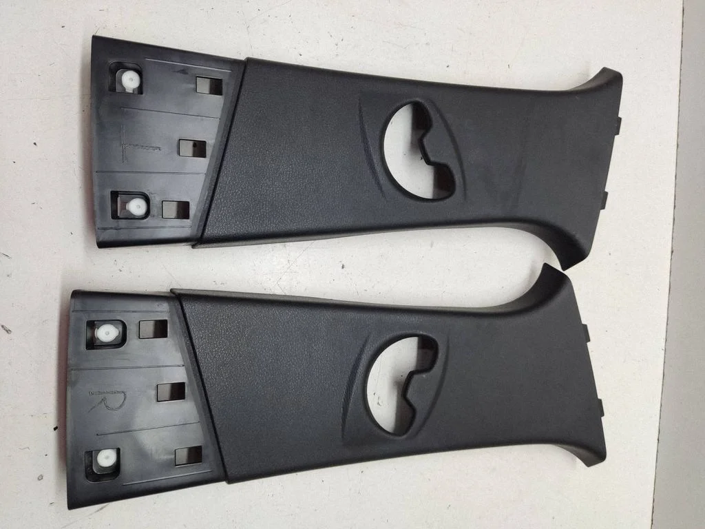 (B) pillar trim (top) 2990776